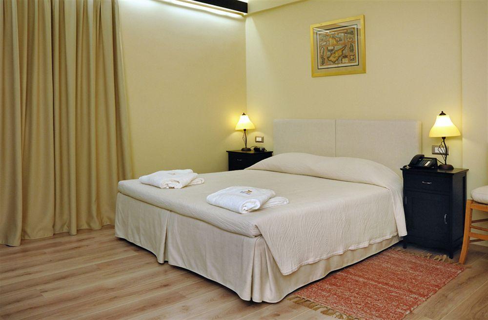 Efplias Hotel Apartments Пирея Екстериор снимка