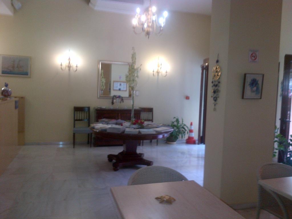 Efplias Hotel Apartments Пирея Екстериор снимка