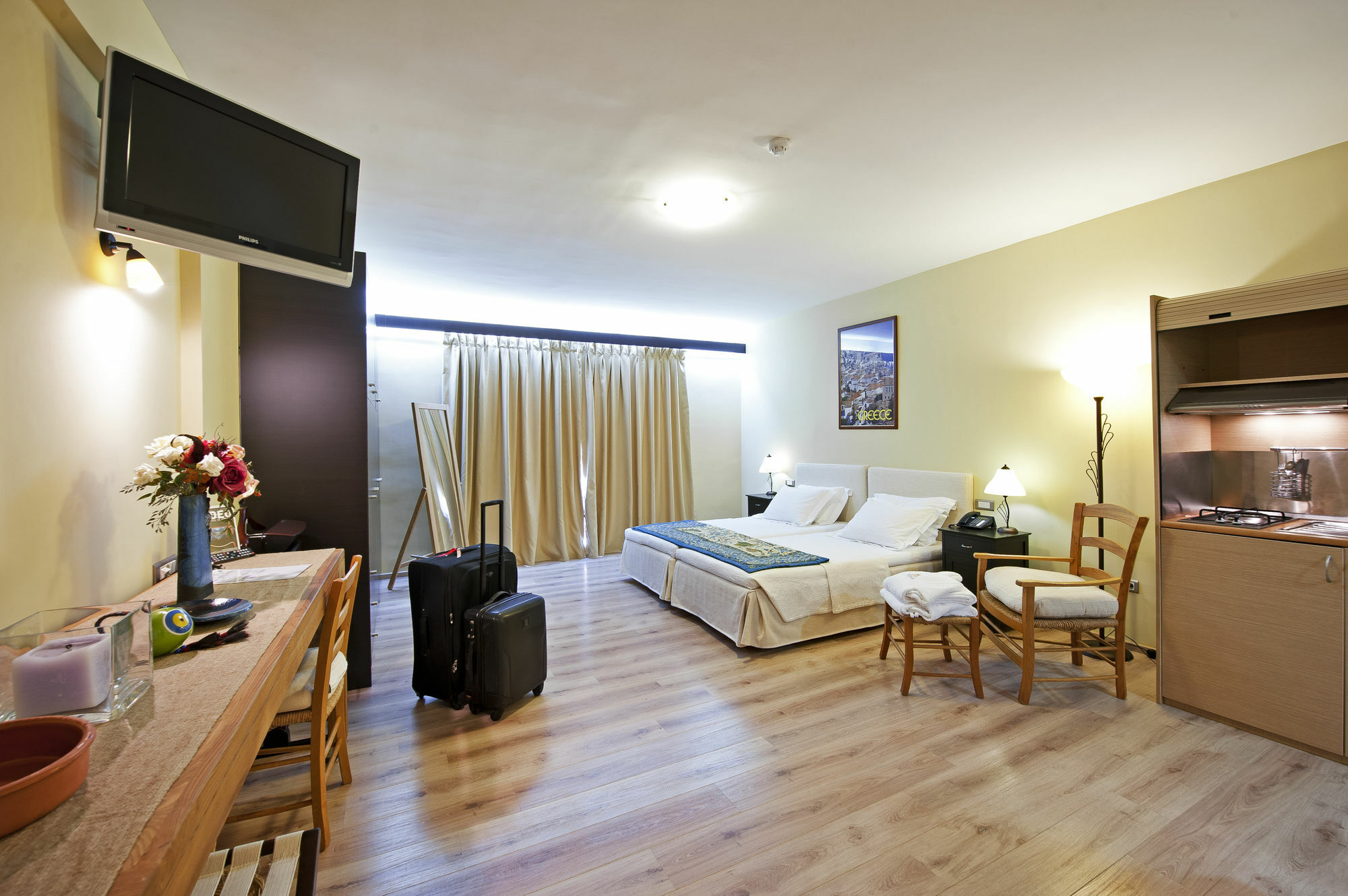 Efplias Hotel Apartments Пирея Екстериор снимка