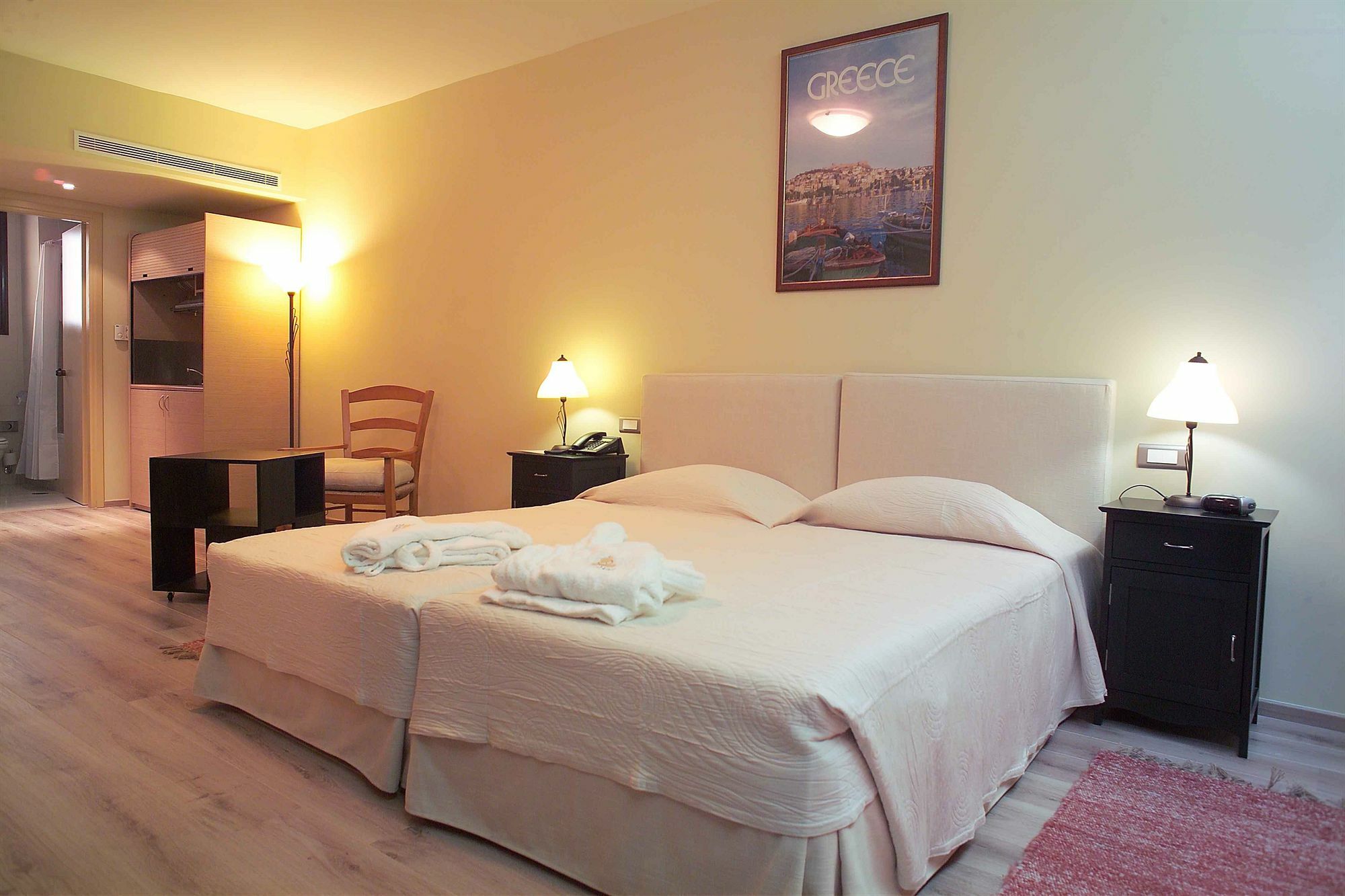 Efplias Hotel Apartments Пирея Стая снимка